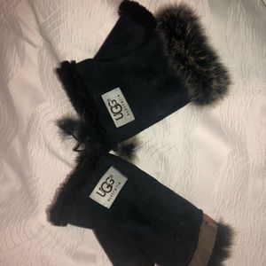 Ugg fingerless gloves  *NEVER WORN*